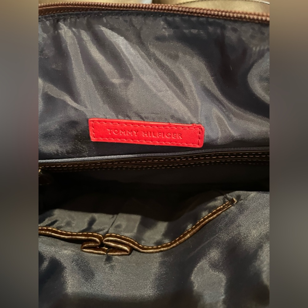 NEW Tommy Hilfiger Hand/ Shoulder Bag with Logo design Gorgeous. - Picture 6 of 15